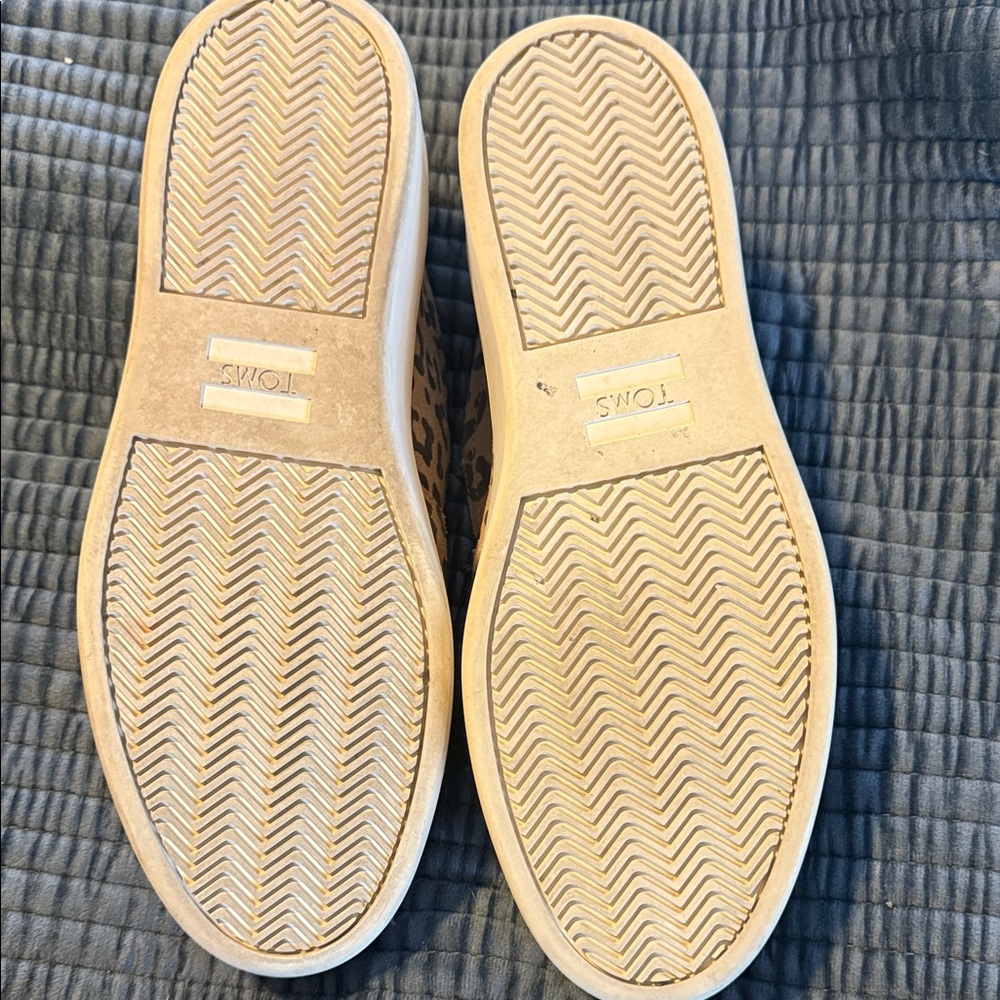 TOMS Leopard Print Slip-On Flats in Tan and Brown - Picture 4 of 5